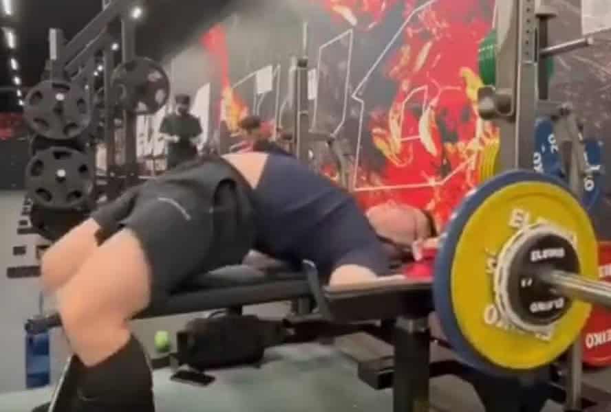 Homem é estrangulado com a barra de supino no pescoço durante treino em academia em Taiwan — Foto: Reprodução