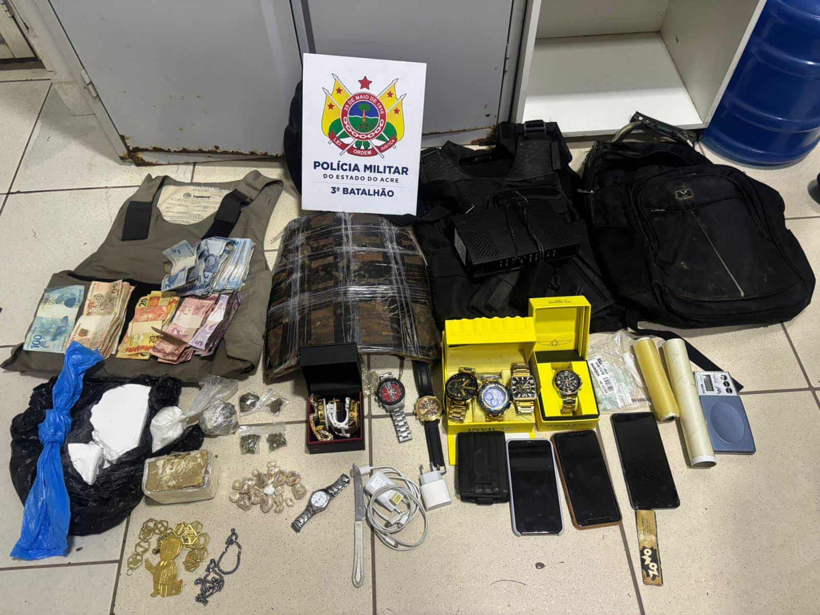 Polícia Militar apreende drogas e coletes balísticos no bairro Oscar Passos, em Rio Branco