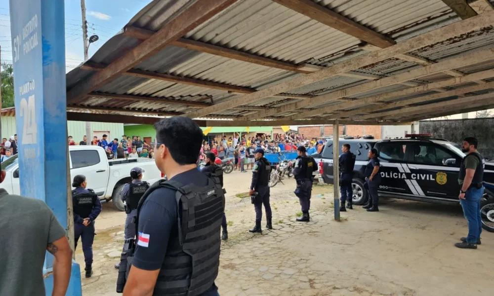 População em frente à delegacia em Jutaí (AM) • PCAM/Divulgação