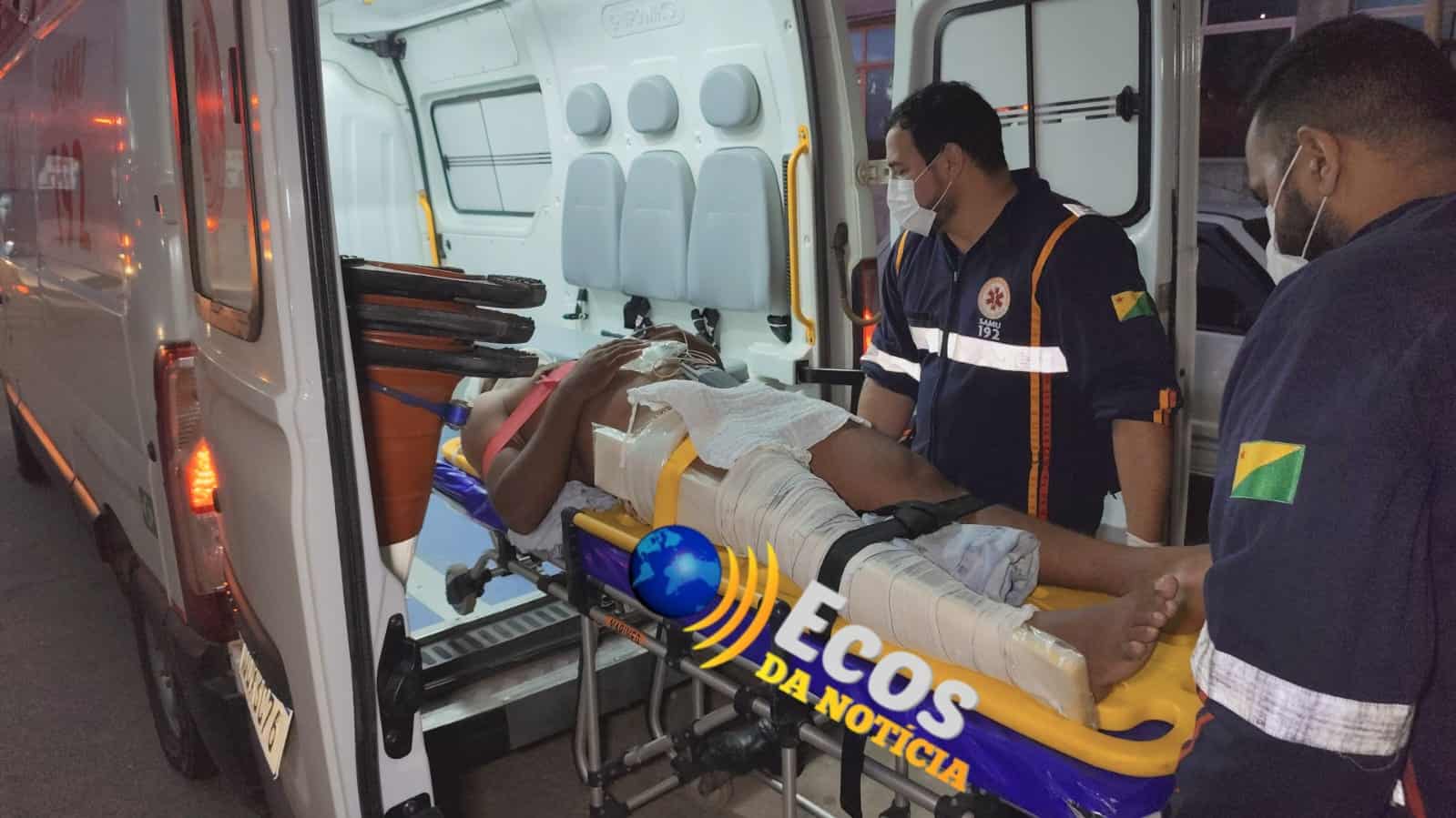 Colisão entre carro e retroescavadeira deixa homem ferido em Rio Branco