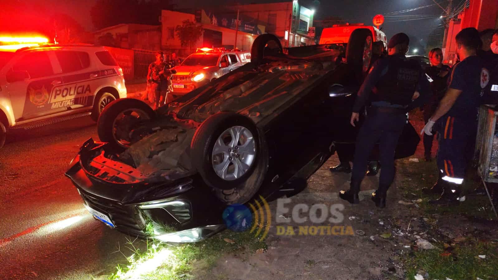 Colisão entre veículos resulta em capotamento e deixa PM ferido