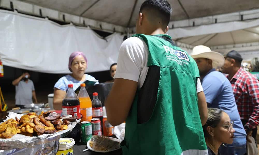 WhatsApp-Image-2024-09-22-at-21.21.33-1-1024×683 Equipes do Procon orientam fornecedores. Foto: Sérgio Garcia/Procon