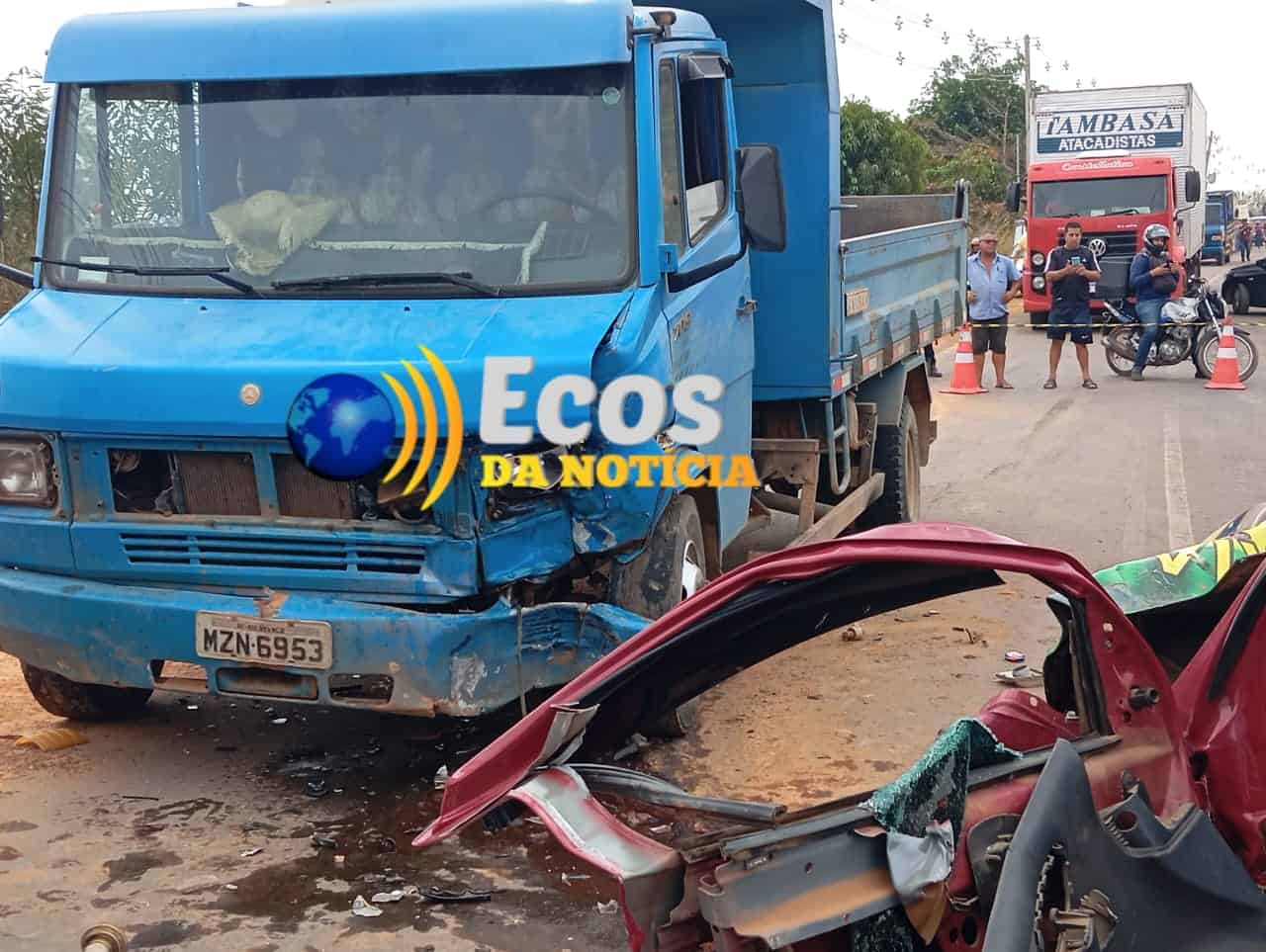 Motorista invade pista contrária e colide frontalmente com caçamba