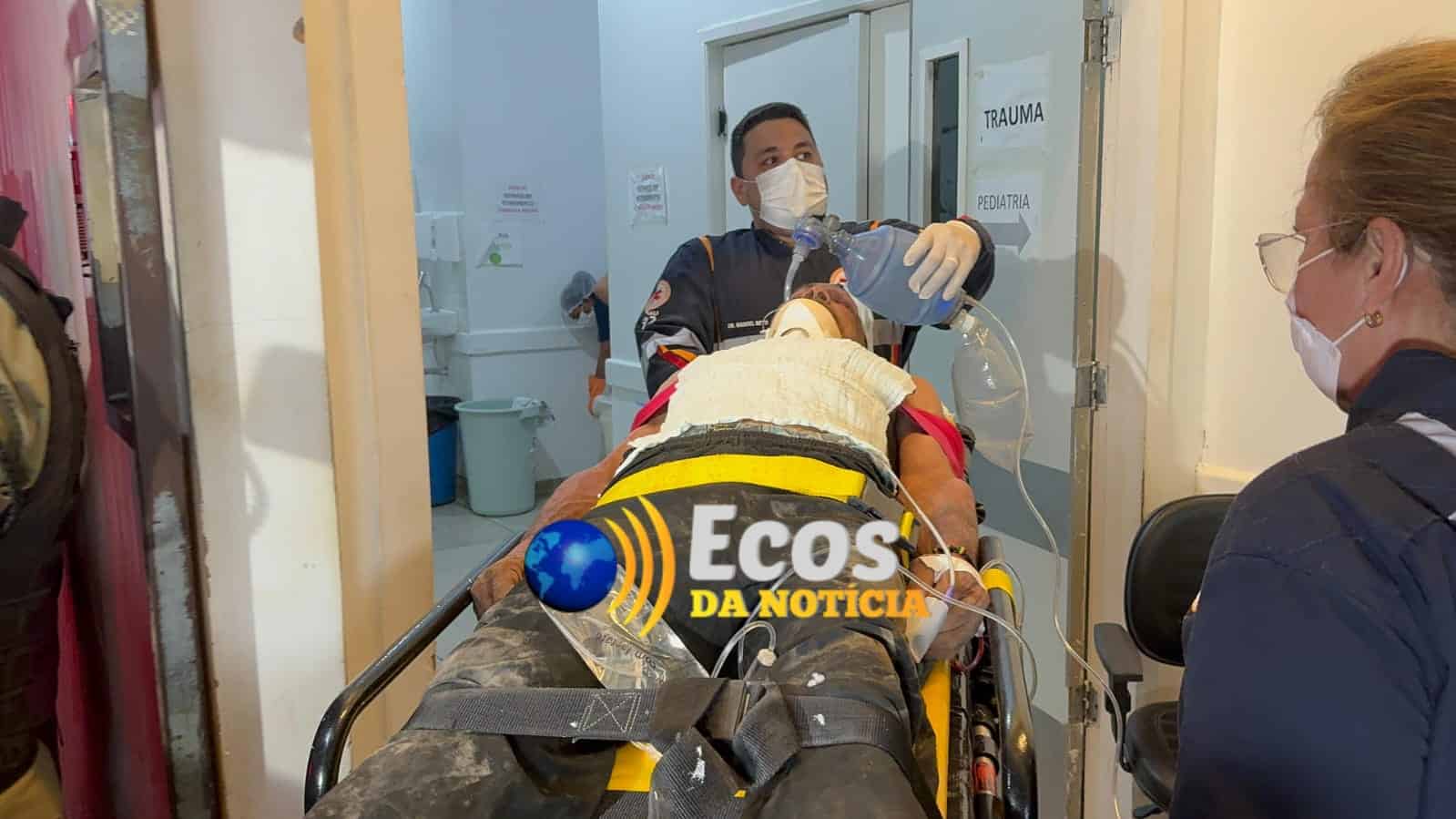 Idoso que que foi preso por estar com facas na UPA, se desequilibra, cai de viatura e vai parar em estado grave no PS