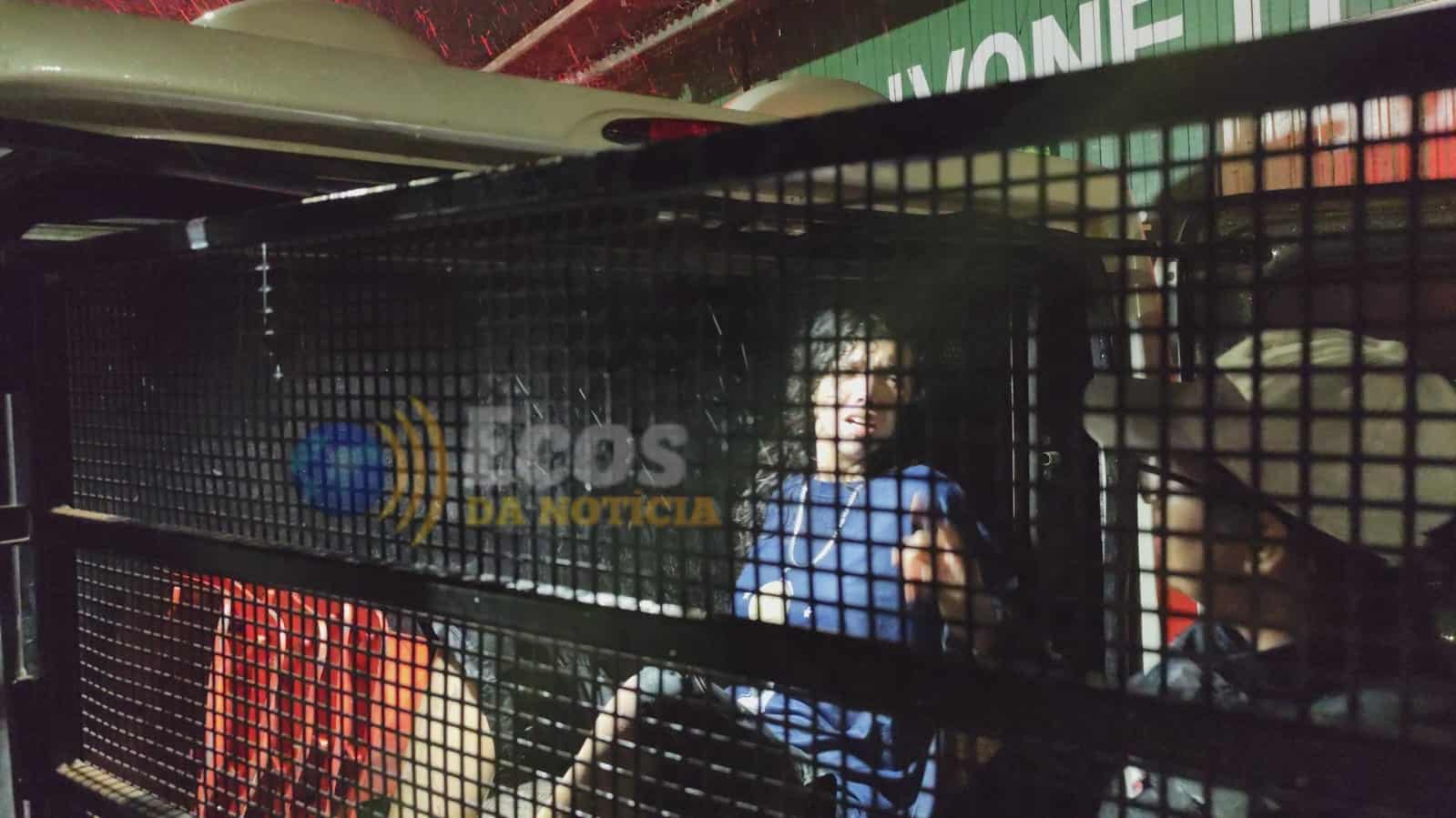 Embriagada, jovem furta ambulância do SAMU e colide contra árvore na capital