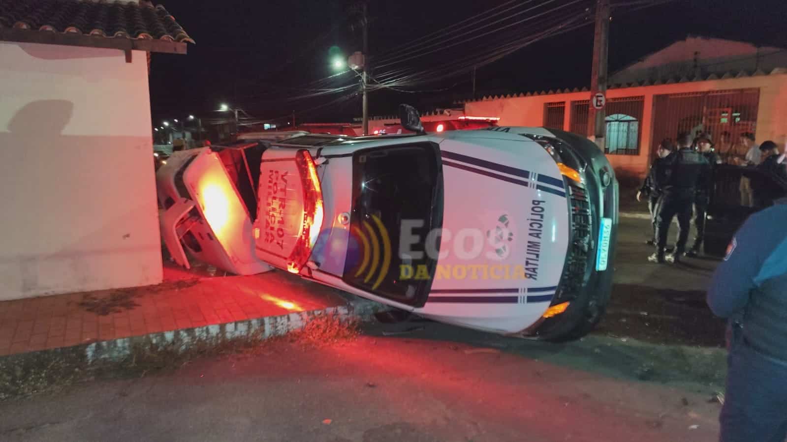 Colisão entre veículos deixa viatura da Polícia Militar tombada e cinco pessoas feridas em Rio Branco