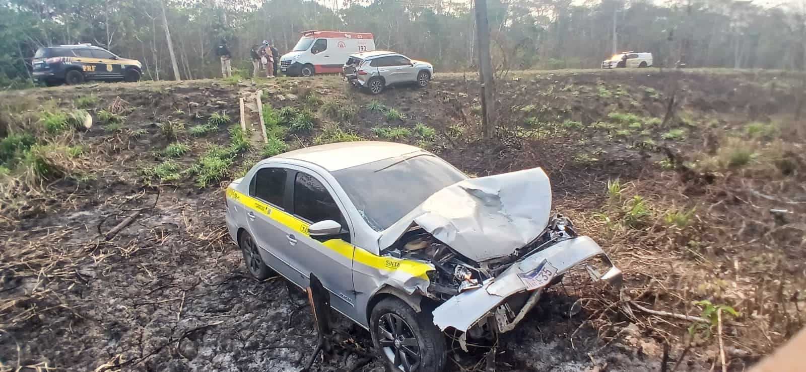 Suposta briga entre casal causa acidente; táxi cai em ribanceira