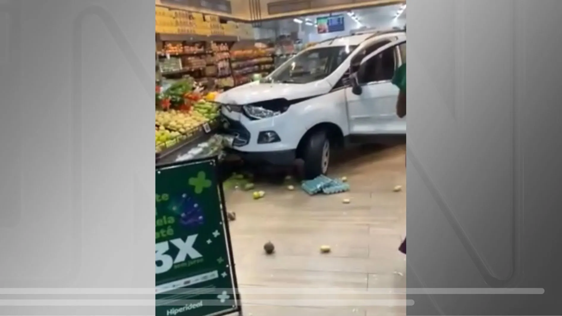 Em dia de fúria, motorista invade supermercado após BMW pegar fogo