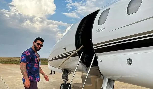 gusttavo lima ao lado de seu jatinho 2411841 article