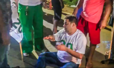 Robertinho da Sumaia (PSC), sentado ao chão I Foto: vídeo/Reprodução