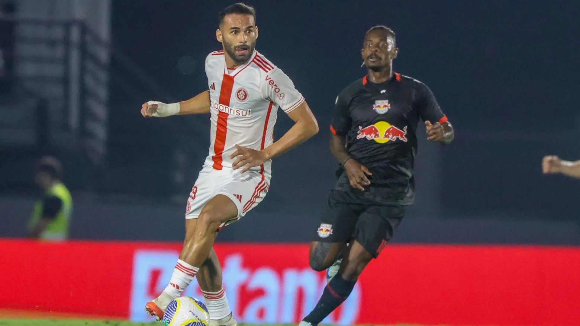 Brasileirão: em jogo atrasado, Red Bull Bragantino e Internacional empatam