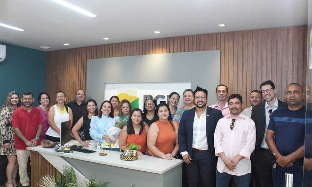 Procuradora-geral Janete Melo (de azul claro) recebeu servidores do Igesac em seu gabinete. Foto: Thennyson Passos/PGE