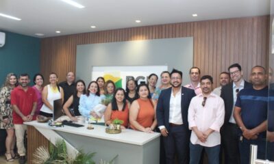 janete-e-Igesac-1024×682 Procuradora-geral Janete Melo (de azul claro) recebeu servidores do Igesac em seu gabinete. Foto: Thennyson Passos/PGE