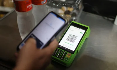 Pessoa faz pagamento por PIX com celular em loja do Rio de Janeiro • 01/04/2024. REUTERS/Pilar Olivares
