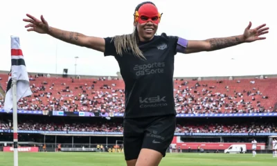 Com máscara do Flash, Vic Albuquerque comemora um dos gols que marcou para o Corinthians sobre o São Paulo • Divulgação/CBF