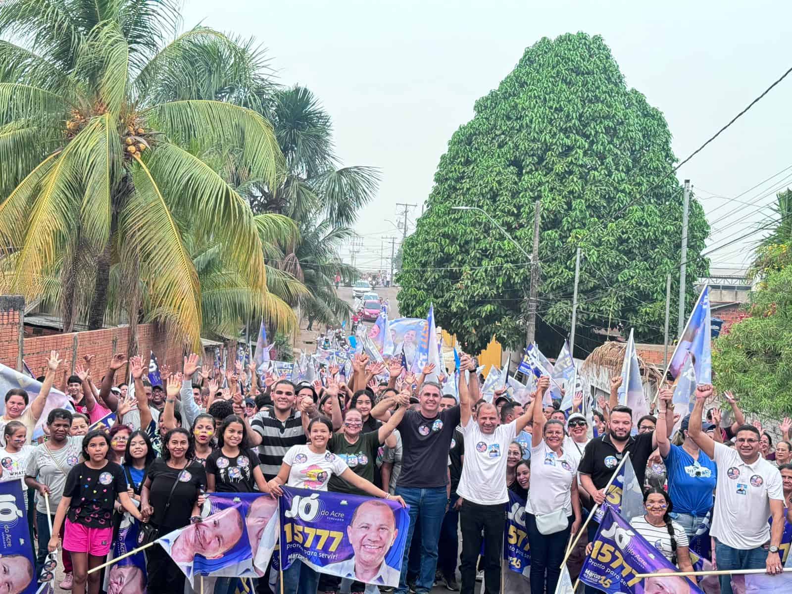 Marcus Alexandre faz caminhada com apoiadores no São Francisco