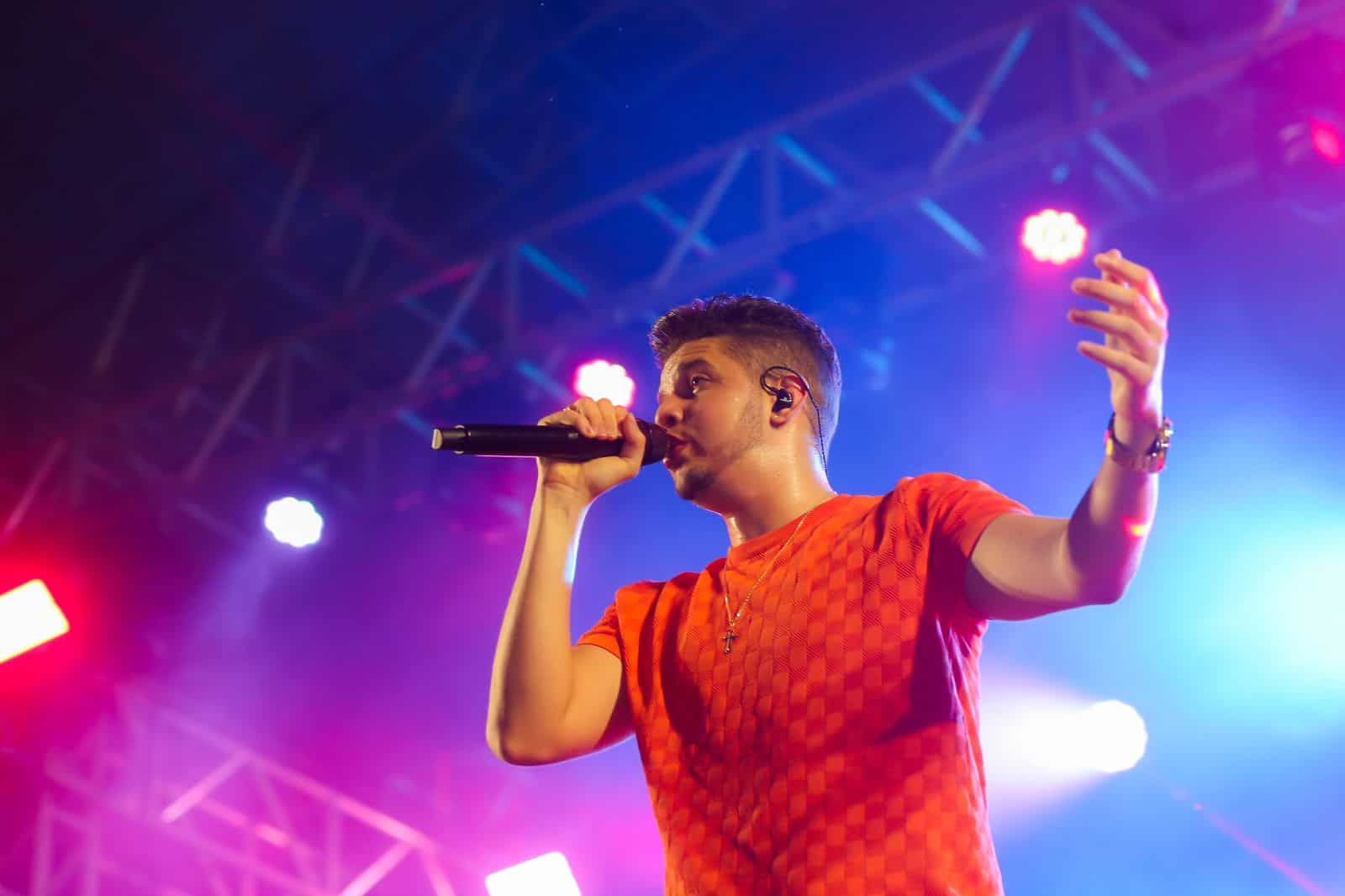 Nadson O Ferinha reúne multidão na quinta noite de Expoacre