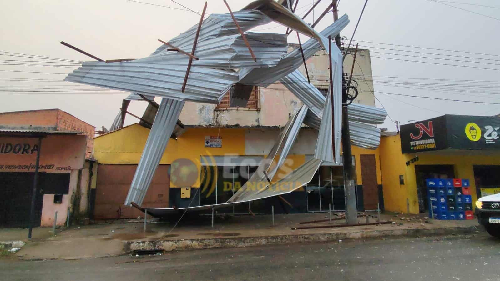 Forte temporal provoca queda de estrutura metálica em Rio Branco