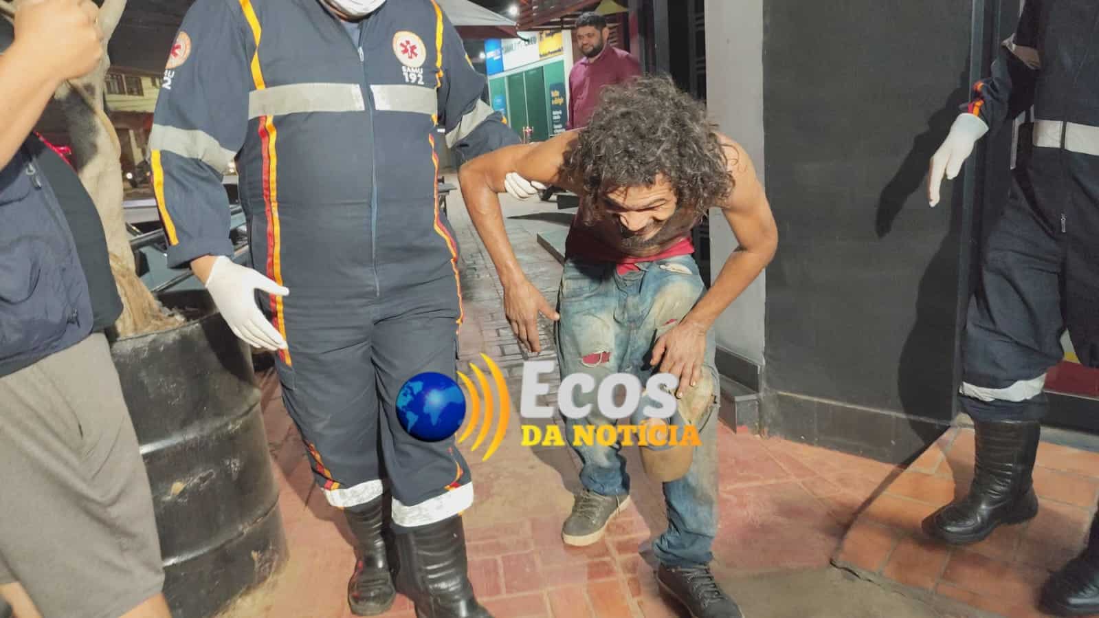 Morador em situação de rua é agredido com ripas enquanto mexia em lixo de hotel em Rio Branco