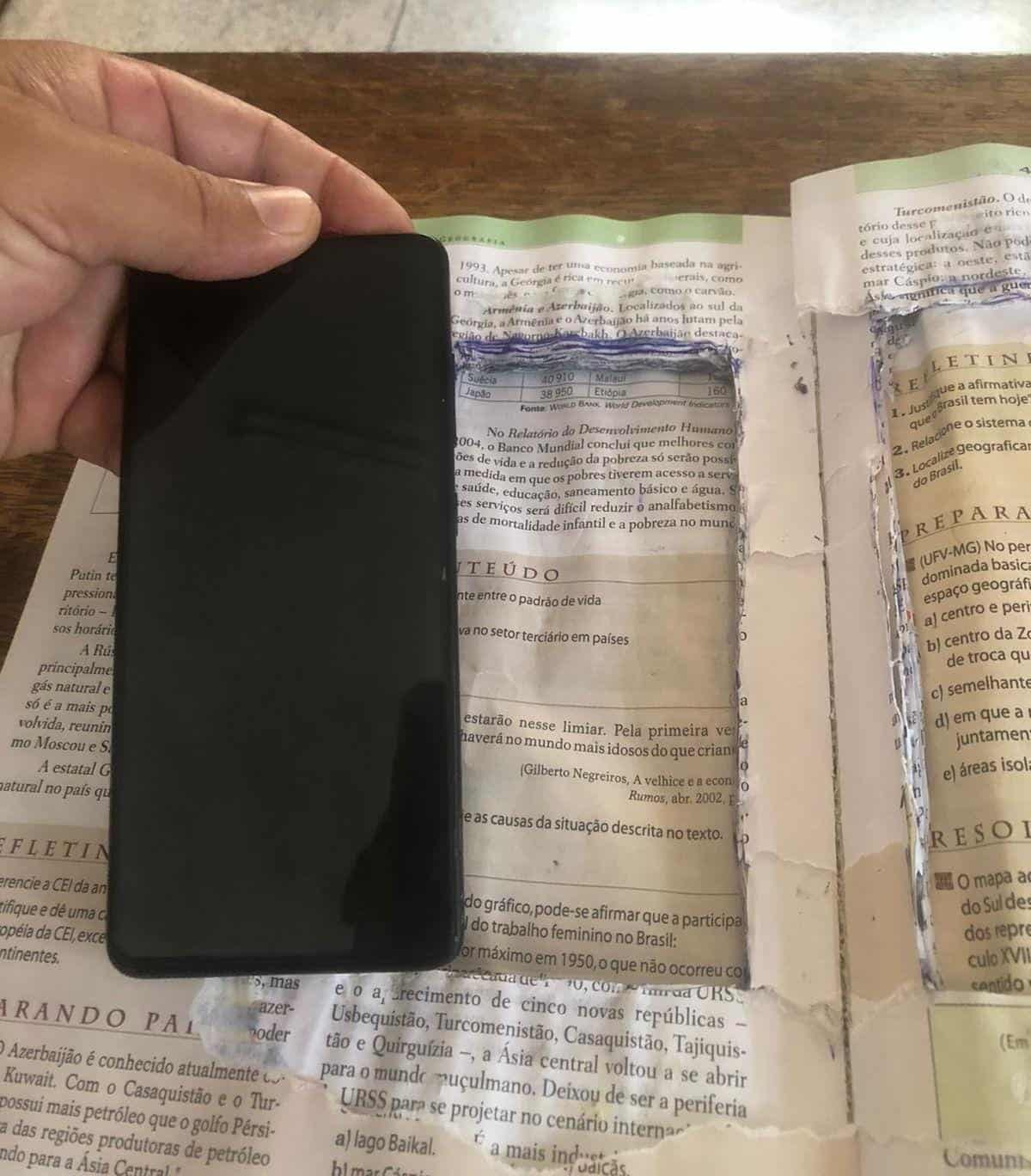 Detento é flagrado com celular escondido em livro no Complexo Penitenciário de Rio Branco