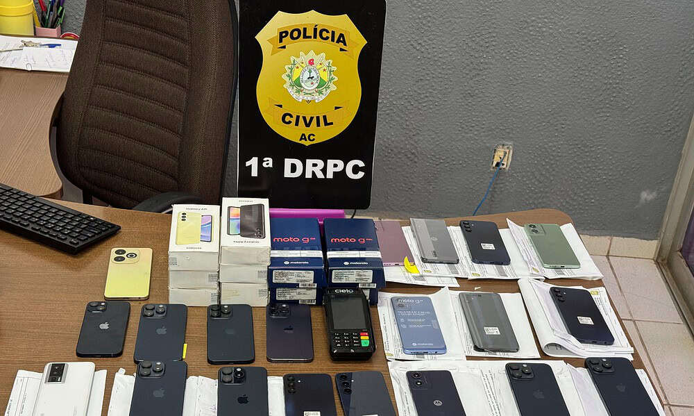 03d1edab-0b3d-4e47-a6ca-a19646cc5579 Investigadores da 1ª Delegacia Regional de Rio Branco exibem os aparelhos eletrônicos recuperados, fruto de furtos em três comércios da capital acreana. O suspeito foi preso em flagrante por receptação. Foto: assessora/ PCAC.