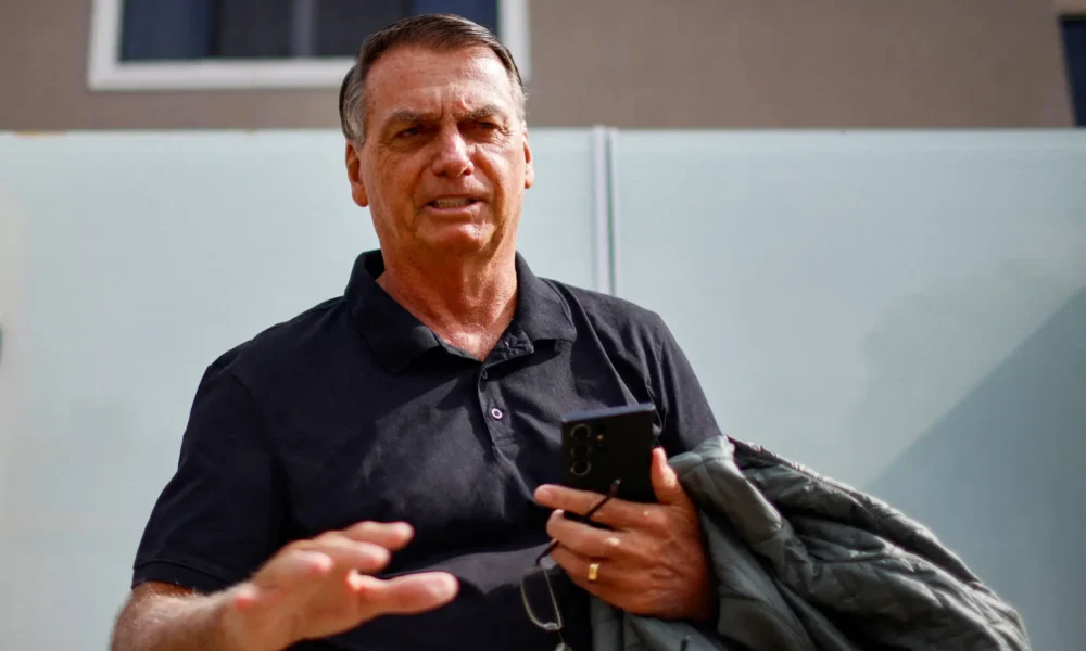 x-presidente Jair Bolsonaro (PL) na porta da sua casa, em Brasília (DF) (Foto: Adriano Machado/Reuters)
