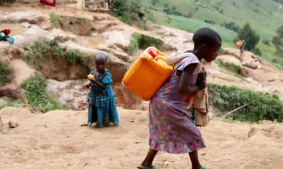 Criança carrega água no Congo (Foto:Goran Tomasevic/Reuters)