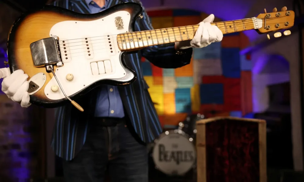 2024-10-03T142749Z_1_LYNXMPEK920JI_RTROPTP_4_GENTE-HARRISON-GUITARRA-LEILAO Guitarra "Futurama" tocada por George Harrison no início dos Beatles é exposta em Liverpool por casa de leilões Julien's 03/10/2024 REUTERS/Phil Noble