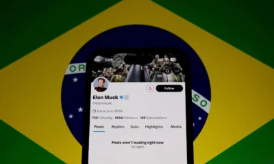 Conta do empresário Elon Musk no X em tela de celular na frente da bandeira do Brasil 31/08/2024 REUTERS/Jorge Silva