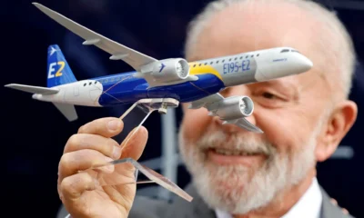 Presidente Luiz Inácio Lula da Silva segura miniatura de avião Embraer E195-E2 durante cerimônia na Base Aérea de Brasília 08/10/2024 REUTERS/Adriano Machado