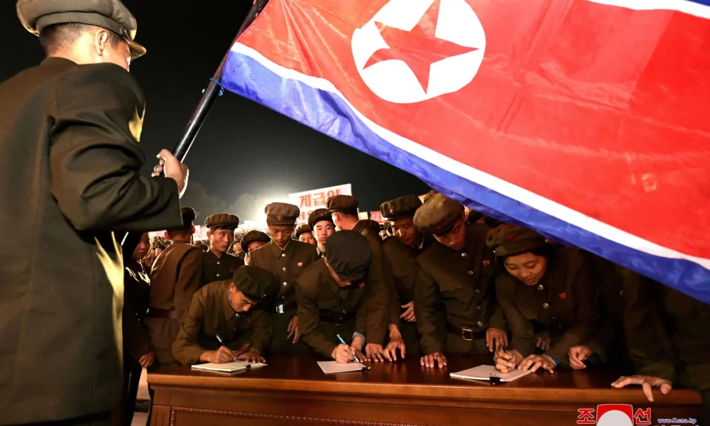 2024-10-16T124417Z_1_LYNXMPEK9F0HQ_RTROPTP_4_COREIAN-ALISTADOS-TENSOES-SUL Jovens assinam petições para alistamento no Exército da Coreia do Norte - 16/10/2024 (Foto: KCNA via Reuters)
