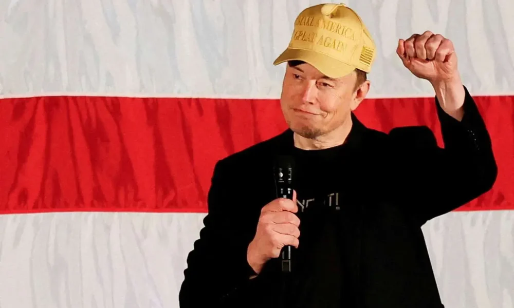 2024-10-17T230959Z_662837253_RC2LMAA18F4A_RTRMADP_3_USA-ELECTION-MUSK O CEO da Tesla e proprietário do X, Elon Musk, em evento pró-Trump em Folsom, na Pensilvânia – 17/10/2024 (Foto: Rachel Wisniewski/Reuters)