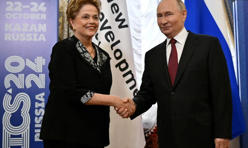 O presidente da Rússia, Vladimir Putin, se reúne com Dilma Rousseff, presidente Bancos do BRICS em Kazan, na Rússia – 22/10/2024 (Foto: Alexander Nemenov/Pool via Reuters)