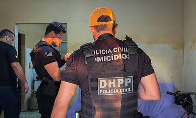 Equipes da DHPP cumprindo mandados de prisão na Operação ‘Canto da Sereia’, que investiga a execução de um jovem atraído por um perfil falso no Facebook. Foto: assessoria/ PCAC.