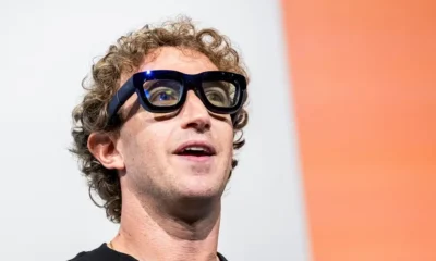 417679244 Mark Zuckerberg usa óculos de realidade aumentada Orion durante um evento em 25 de setembro em Menlo Park, Califórnia (David Paul Morris/Bloomberg)