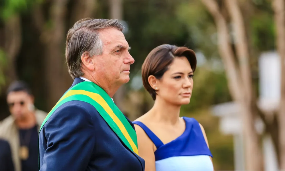 52340276887_a8aa646770_k (1) Jair Bolsonaro e a sua esposa, Michelle Bolsonaro (Foto: Estevam Costa/PR)