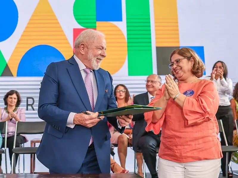 52734055112_8fa55e5f8b_c O presidente Luiz Inácio Lula da Silva (PT) durante cerimônia de celebração do Dia Internacional das Mulheres e anúncio de conjunto de ações, com a Ministra das Mulheres, Cida Gonçalves (Foto: Ricardo Stuckert/PR)