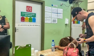 6EA5E840-4C30-4A80-8C3C-D0C14D65A0FF-1000×600 Paciente agoniza de dor em frente à Classificação de Risco 1, que está fechada I Whidy Melo/ac24horas