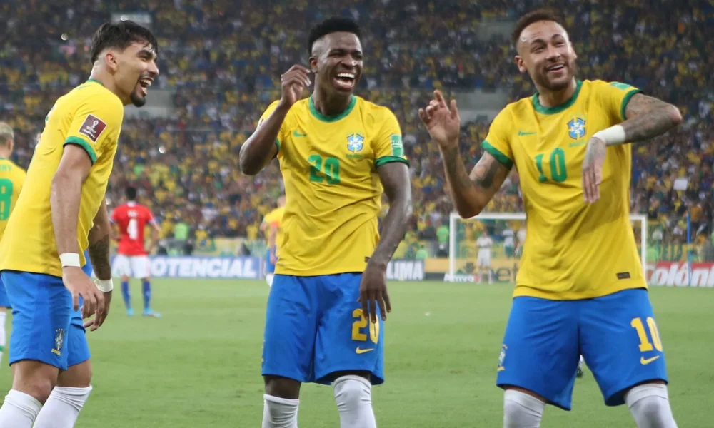 AGE20220324091-e1648171942219 Lucas Paquetá, Vinícius Júnior e Neymar comemoram gol em vitória da Seleção Brasileira contra o Chile, em jogo pelas Eliminatórias Sul-Americanas para a Copa do Mundo de 2022, no Catar • Wilton Junior/Estadão Conteúdo