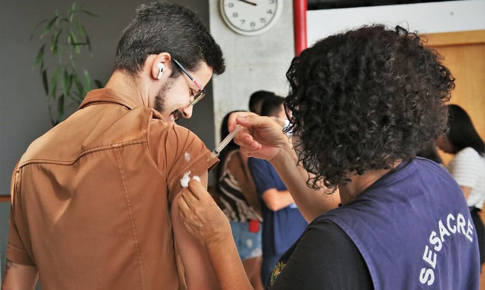Acao-de-vacinacao-na-OCA.-Foto-Odair-Leal-6-1024×697 Vacina é uma das principais medidas contra o aumento de casos de influenza. Foto: Odair Leal/Sesacre