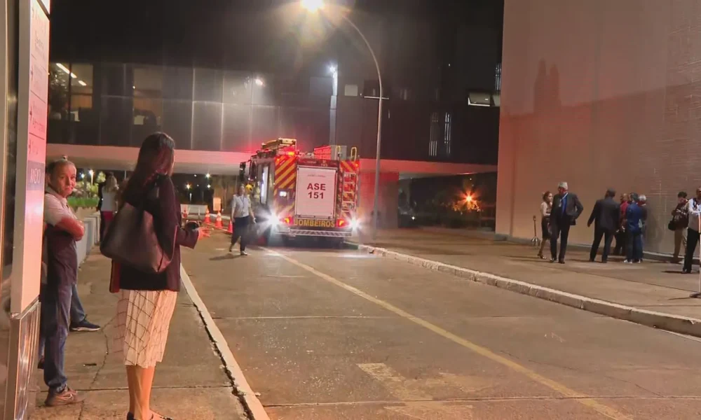 BR_CNN_211024_1948_LINK_DF_INCENDIO_STF_frame_241 Funcionários foram retirados após a identificação do foco de incêndio • 21/10/2024 - CNN