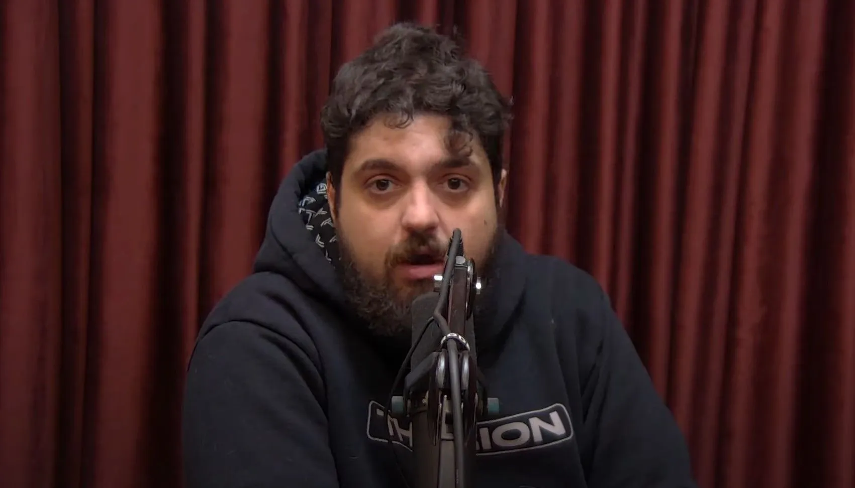 Justiça condena Monark a detenção por xingamentos contra Flávio Dino