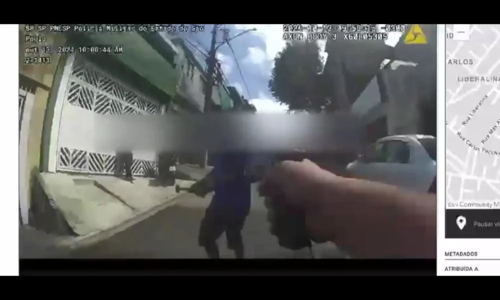 Captura-de-tela-2024-10-17-115822 Momento em que o homem parte para cima do policial com uma marreta; caso ocorreu na zona sul de São Paulo • Reprodução