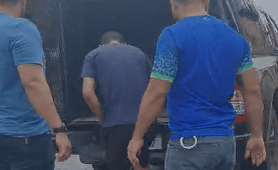 Equipe do Neic de Cruzeiro do Sul durante o cumprimento do mandado de prisão contra M.S.S., acusado de integrar uma organização criminosa. Foto: cedida.