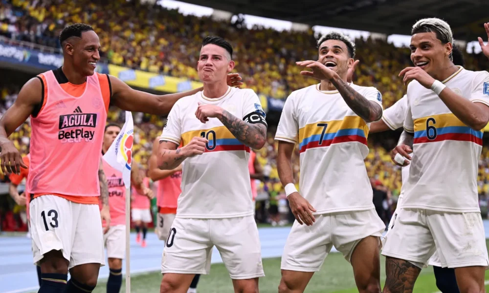 Colombia-Chile-e1729030700323 Jogadores durante comemoração de um dos gols da vitória contra o Chile • Divulgação / Conmebol