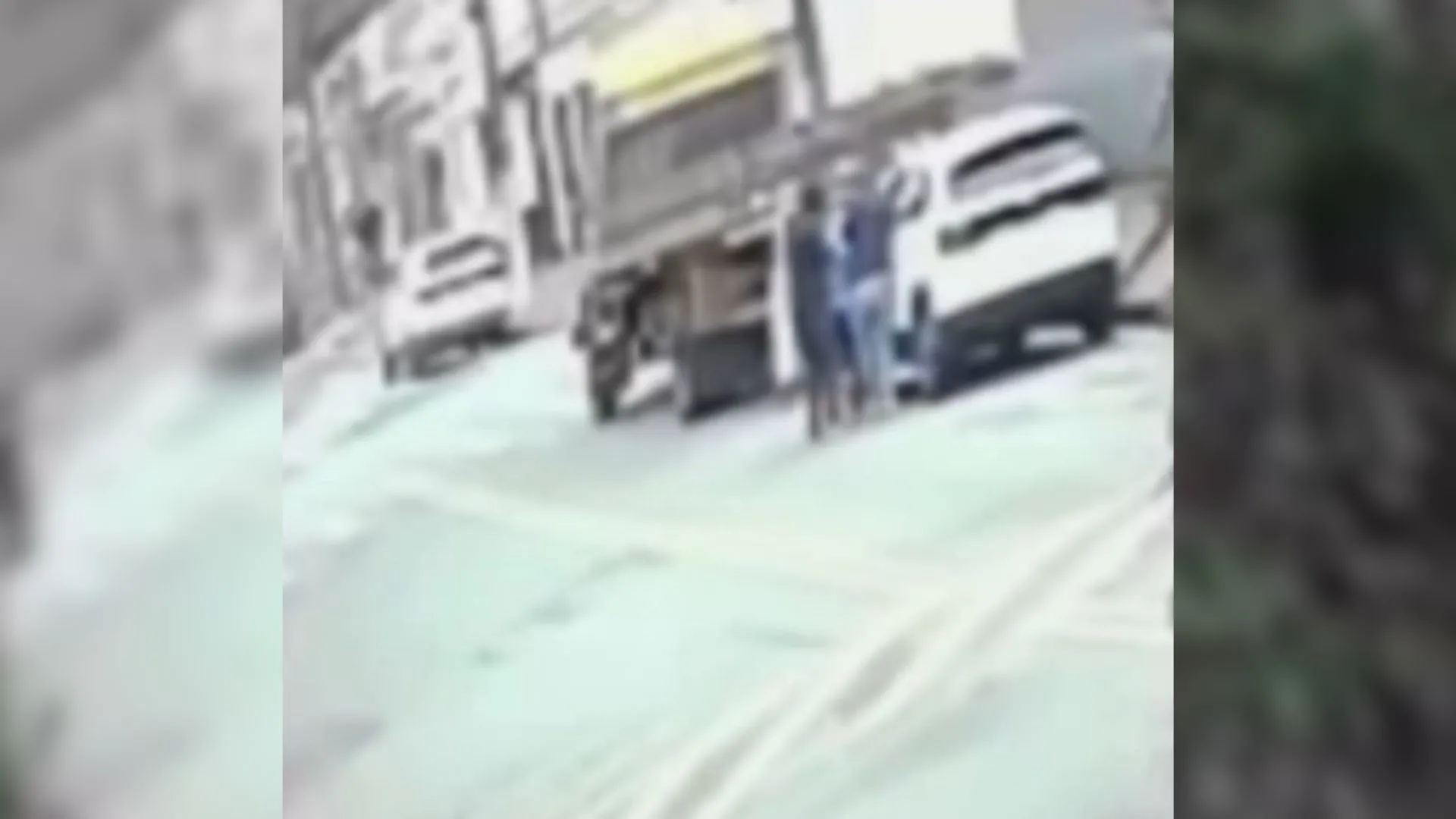 Vídeo: veja momento que criminosos roubam carro do GSI no local onde Lula vota