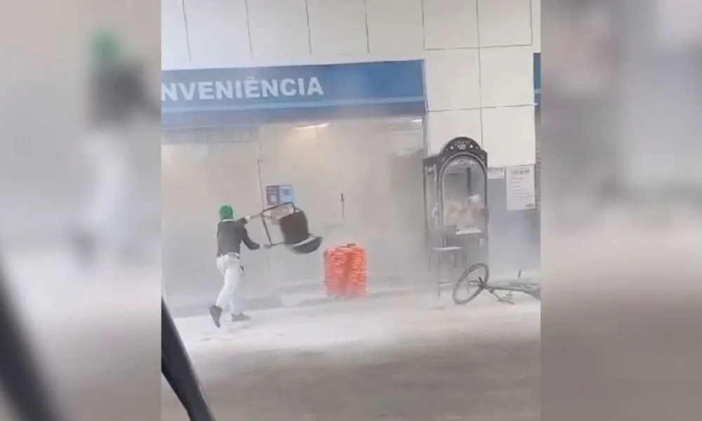 Design-sem-nome-59 Homem destrói posto de combustível no Paraná • Reprodução/redes sociais