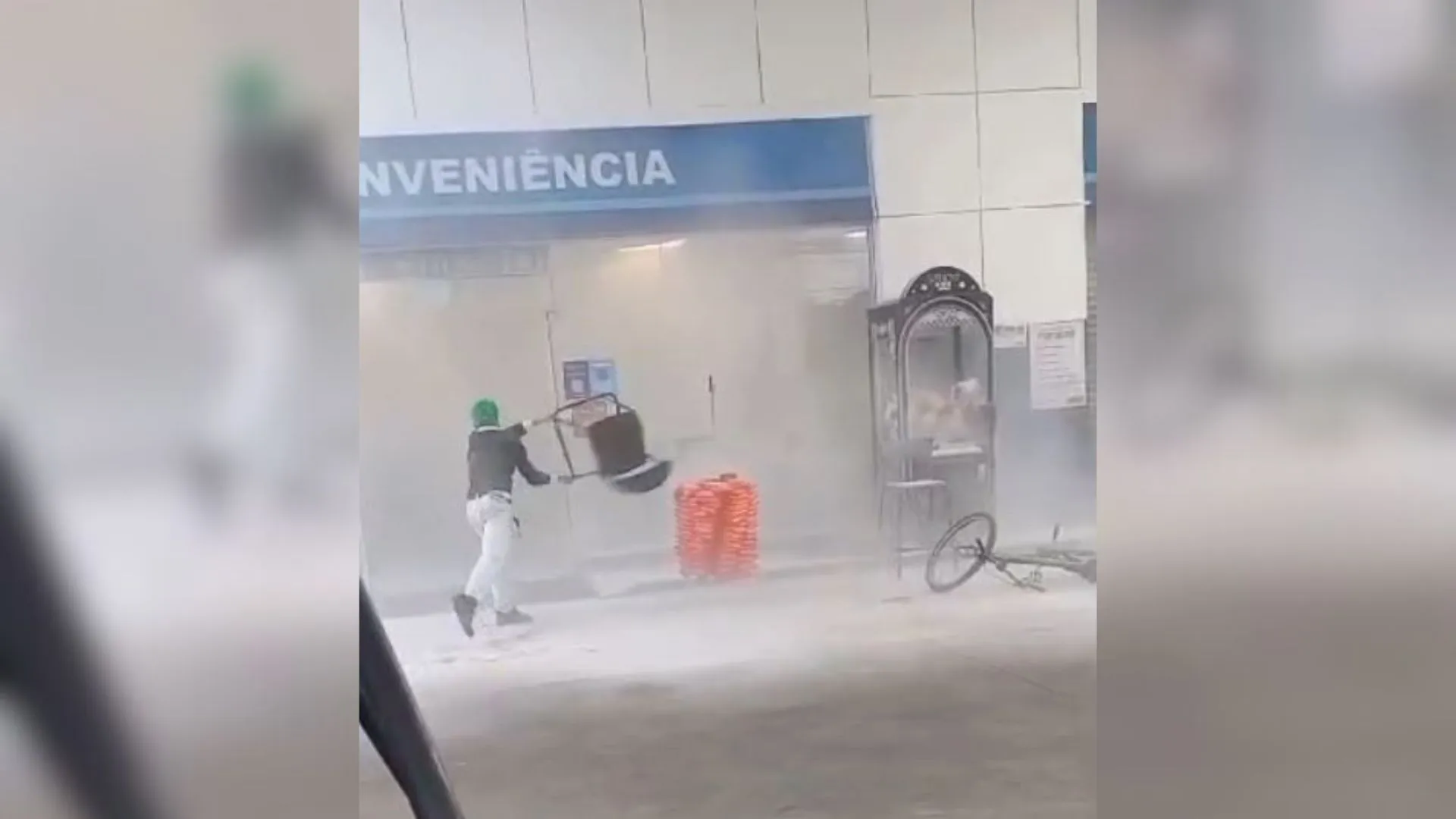 “Coringou”: revoltado com demissão, homem destrói posto no Paraná; veja vídeos