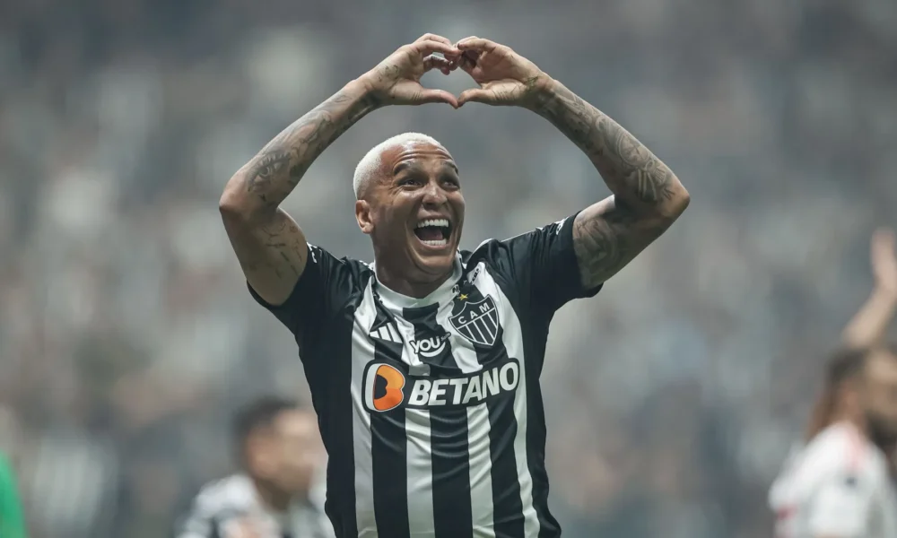 Deyverson-Atletico-River-Libertadores-e1729645469442 Deyverson comemora gol do Galo contra o River Plate • Foto: Pedro Souza / Atlético