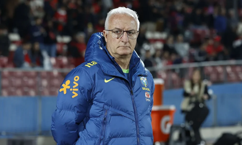 Dorival-Selecao-Brasileira-e1728612535325 Dorival Júnior conquista vitória com a Seleção Brasileira no Chile • Rafael Ribeiro/CBF